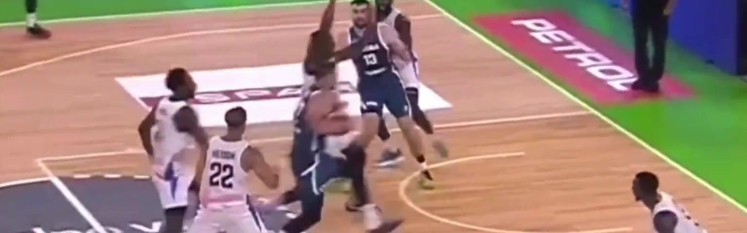 开云体育-湖人狂喜！东契奇身法轻盈杀进篮下 面对多人包围脑后长眼送妙传