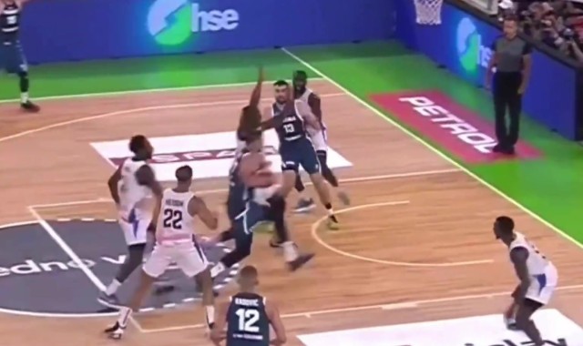 开云体育-湖人狂喜！东契奇身法轻盈杀进篮下 面对多人包围脑后长眼送妙传