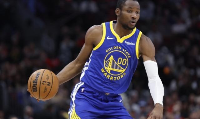 开云体育-身后火箭步步紧逼 库明加独挑勇士锋线大梁