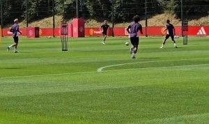 秀个花活！曼联社媒晒季前训练视频，齐尔克泽脚后跟破门